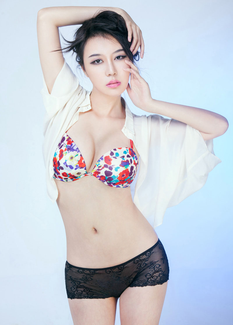 国模gogo大胆高清美艳女人倪婷婷双峰诱惑十足